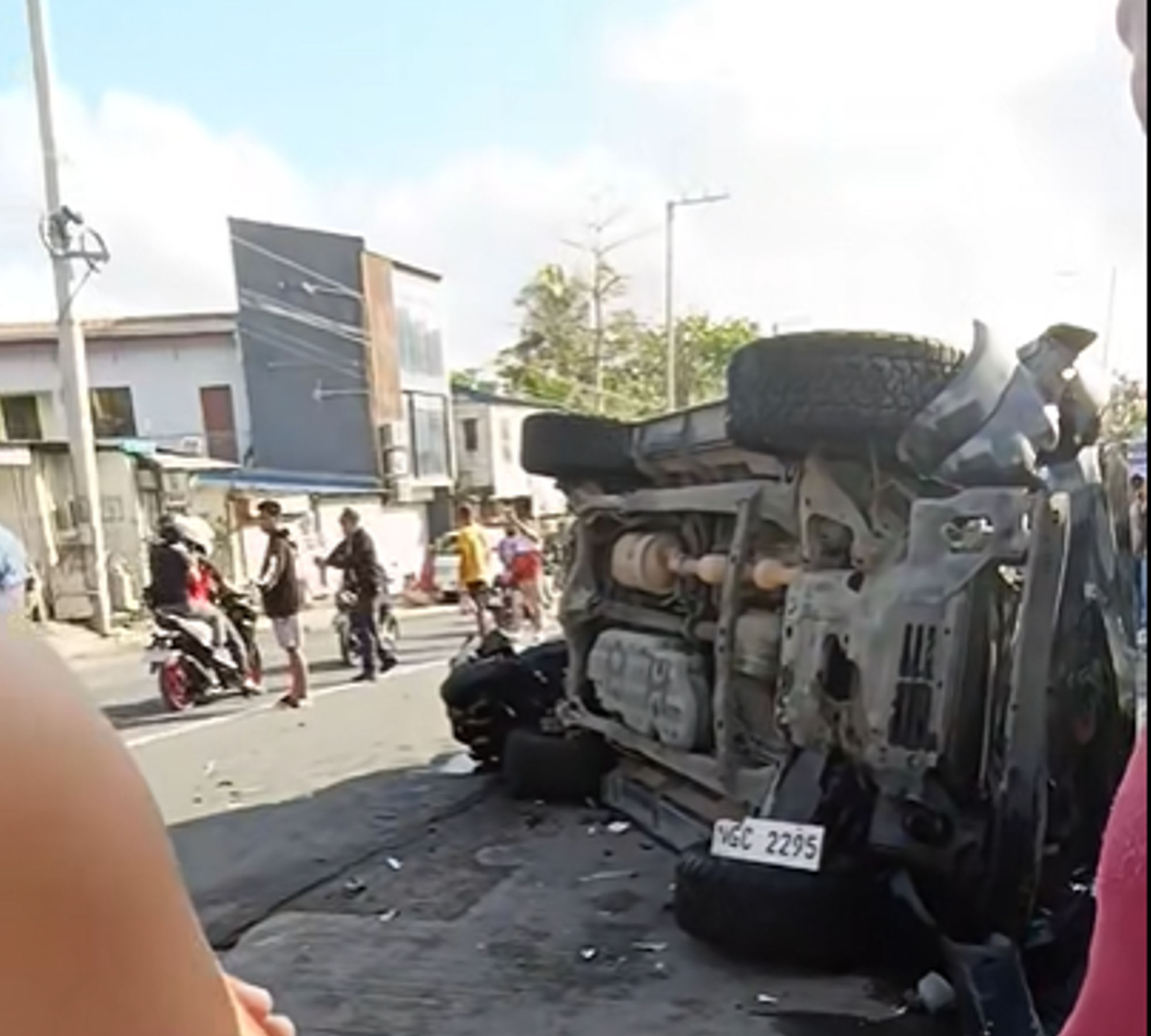 Two killed after 10-wheeler truck plows into eight vehicles in Cavite
